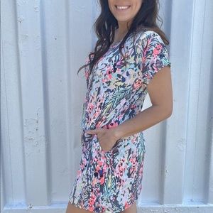 Beautiful dress with pockets. Worn 1 time.Super cute and light weight.